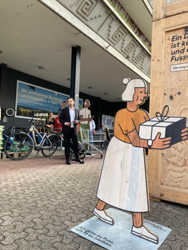 Marco Baumann eröffnete als Stadtrat den Verkauf der Einkaufstrolleys