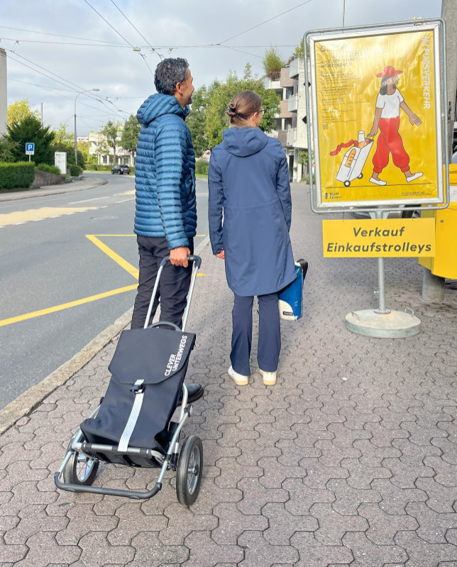 clever unterwegs zu Fuss mit Einkaufstrolley