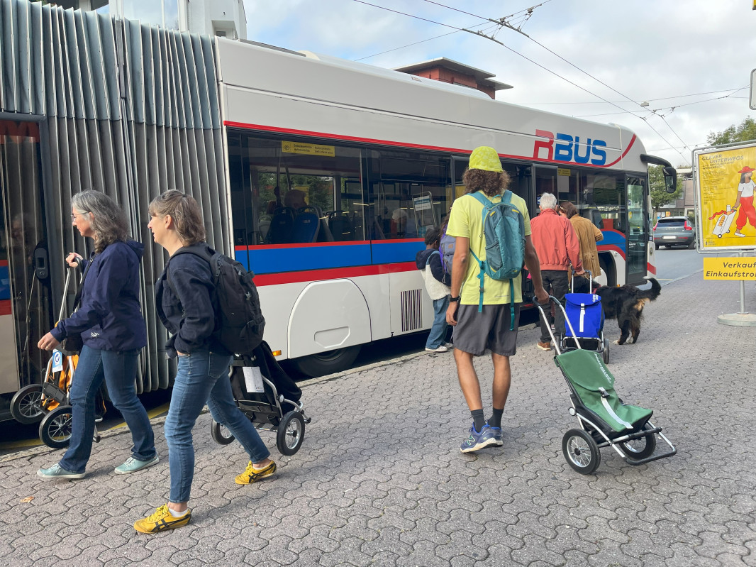 oder mit dem Bus nach Hause gebracht.
